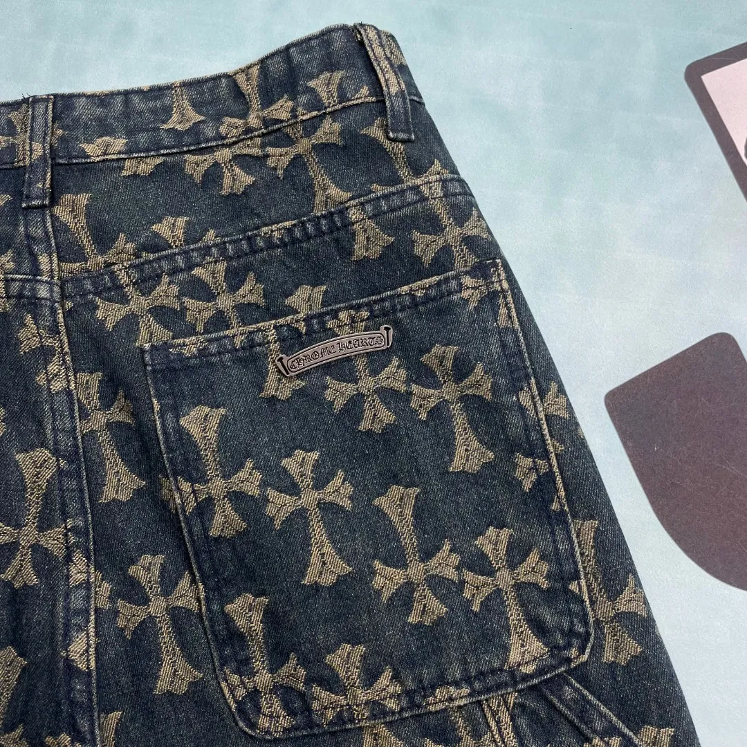 🅿️250 🔘Style No.-KL311 🔘Cro Heart𝐂𝐡𝐫𝐨𝐦𝐞 𝐇𝐞𝐚𝐫𝐭 CH All-over Printed Jacquard Bootcut Jeans* This new 2024 autumn cross-printed jeans continues the unique style of Croix Heart. The iconic cross is printed all over the design, which is eye-catching and unique, highlighting the brand's genes. Made of 100% denim cotton fabric with heavy thread count, it is stiff and stylish, maintaining a tough appearance while being soft and skin-friendly, breathable and comfortable, suitable for daily wear. The silver buckle design on the lapel adds a refined texture, and the custom hardware details are exquisite to enhance the overall style. The dark yellow cross logo is all over the body of the pants, which is generous and individual without being too exaggerated. Designed in the same style for couples, both men and women can easily wear it. Complete with three standards, it is different from the ordinary version, and the quality is guaranteed. Whether it is paired with a simple T-shirt to create a casual style, or combined with a personalized top to show a trendy feel, it can be perfectly adapted.  Size: S M L XL XXL (28.30.32.34.36) Color: Blue